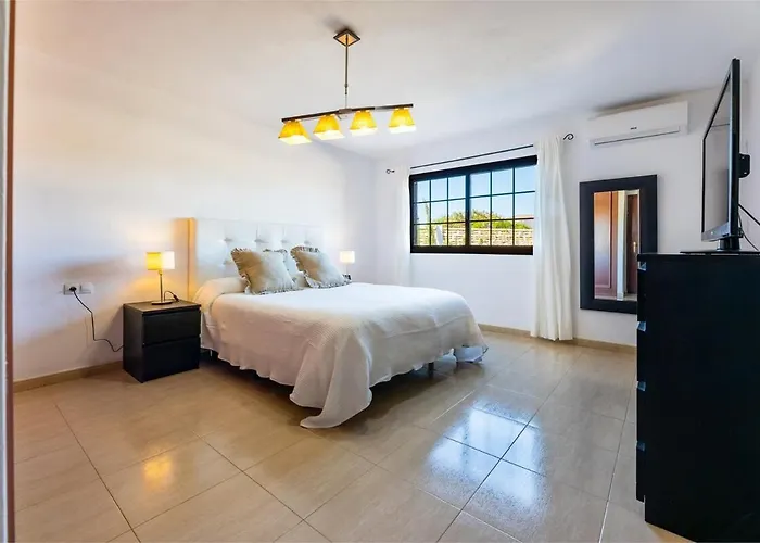 Calma Private Pool By Holidays فيلة لا أوليفا