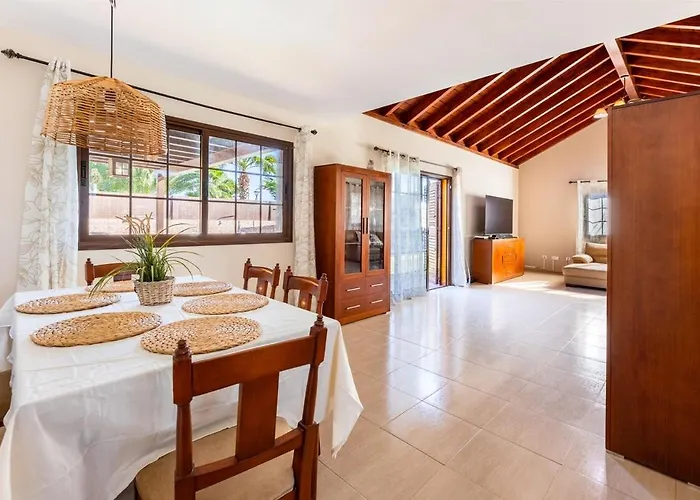 Вилла Calma Private Pool By Holidays Ла-Олива